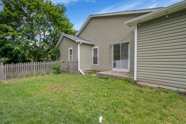 Building Photo - 1645 Estate Cir