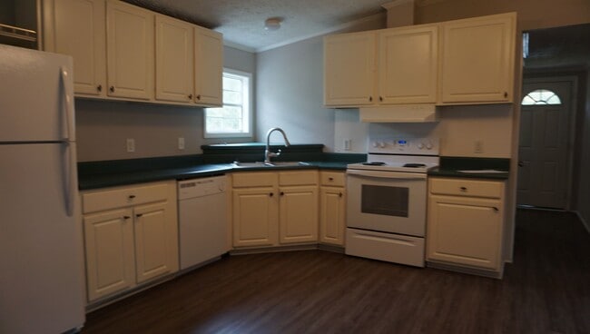 Building Photo - 3 Bedroom Mobile Home in the County