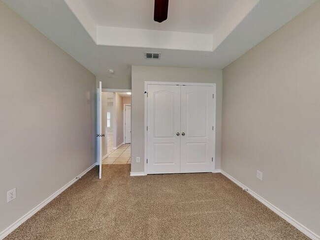 Building Photo - No Application Fees* $1000 Off 1st Month R...