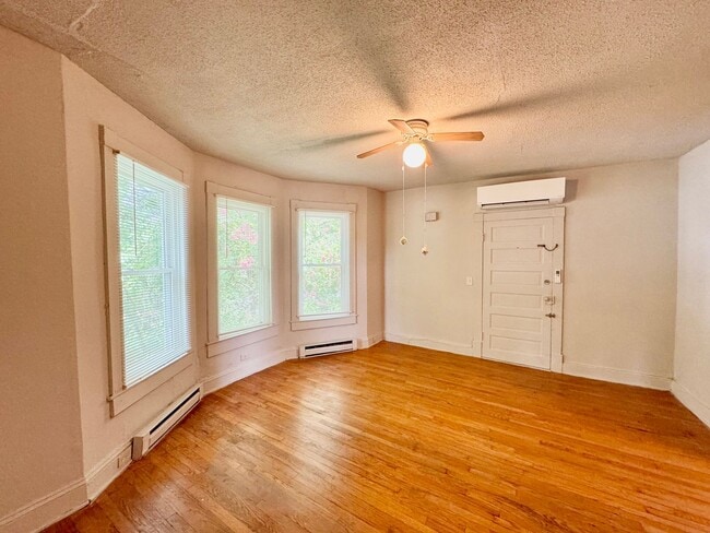 Building Photo - 215 N Mecklenburg Ave