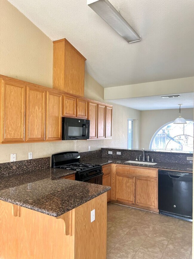 Building Photo - AVAILABLE NOW!!