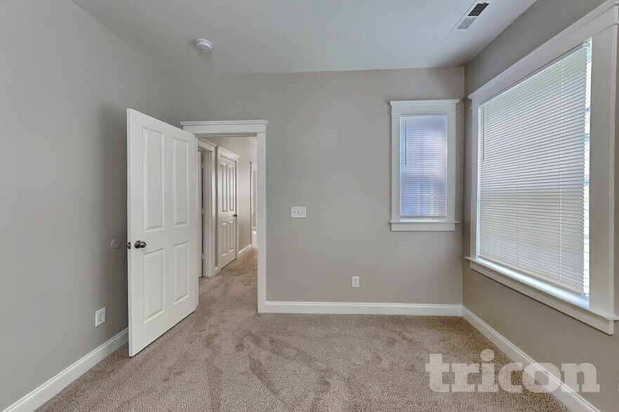 Building Photo - 6723 Dunton St