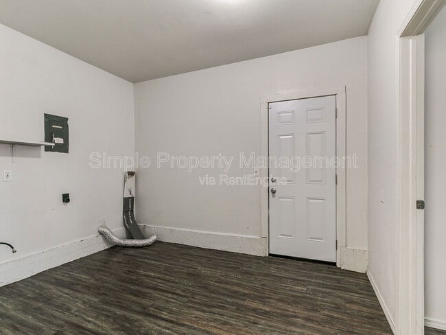 Building Photo - 9524 McIntosh Ave