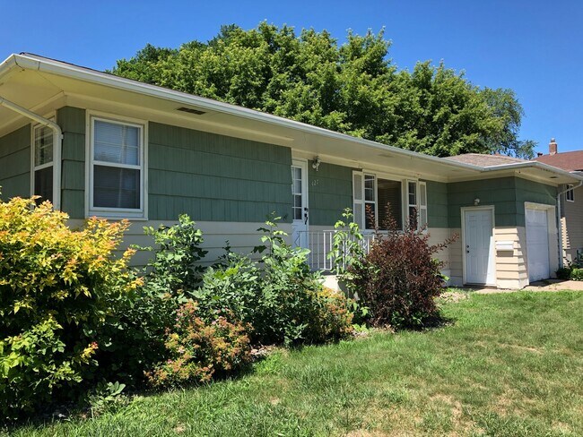 Building Photo - Gorgeous 5 Bed, 2 Bath House Near Concordia and MSUM!