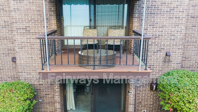 Building Photo - 804 Fairways Dr