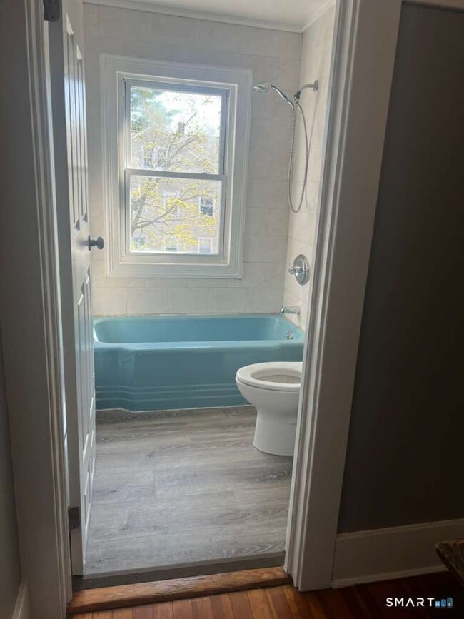 Building Photo - 10 Bank St