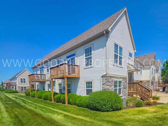 Building Photo - 2 Bedroom 2.5 Bath end unit Townhome in West Des Moines with attached garage