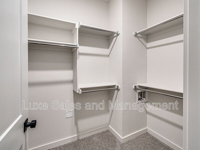 Building Photo - 604 W 2nd St