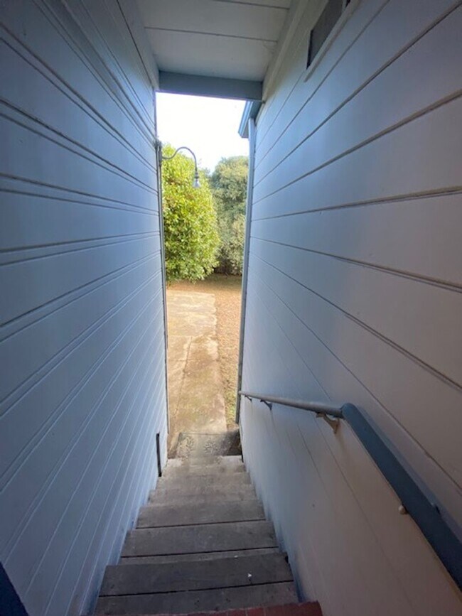 Building Photo - 916 Lighthouse Ave