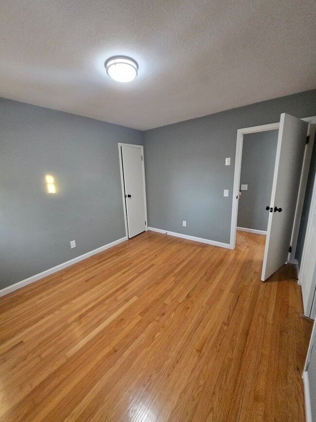 Building Photo - Charming 3-Bedroom, 2-Bathroom Brick Home for Rent