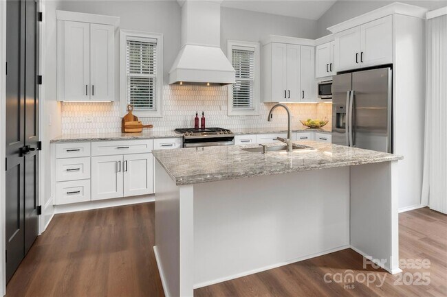 Building Photo - 805 Naples Dr