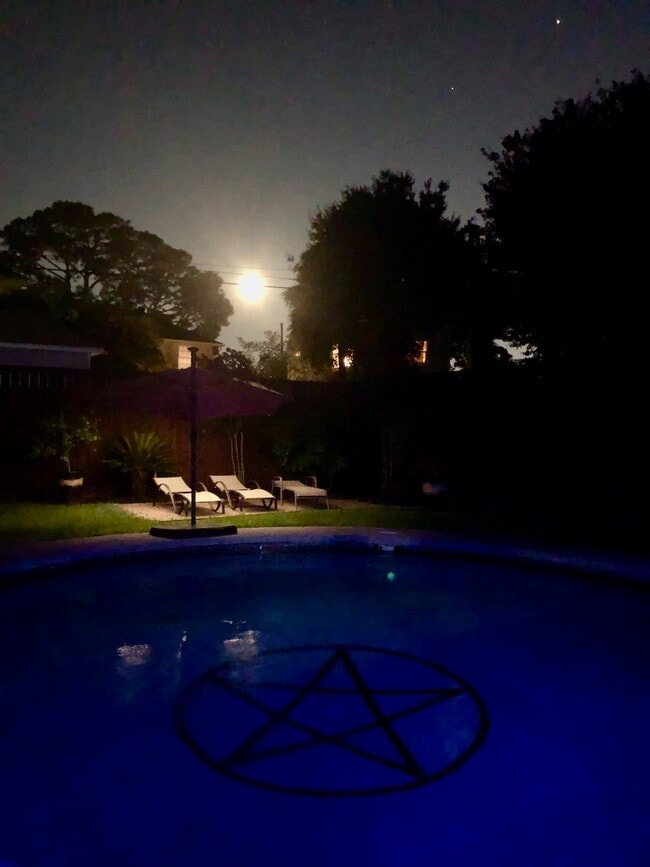 Moonlight - 5869 Colbert St