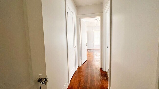 Building Photo - Updated and ready for move in immediately!