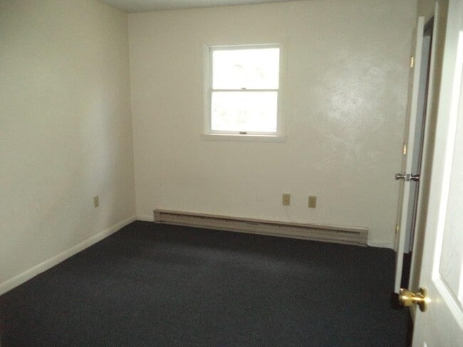 Building Photo - 4 Bedroom, 1.5 Bathroom House -- Available...