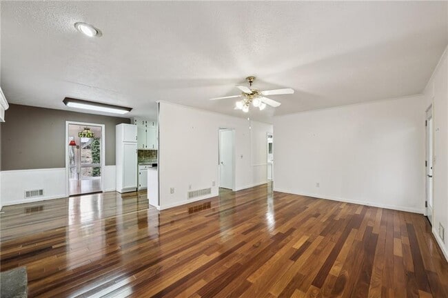 Building Photo - 182 Oak Forest Dr