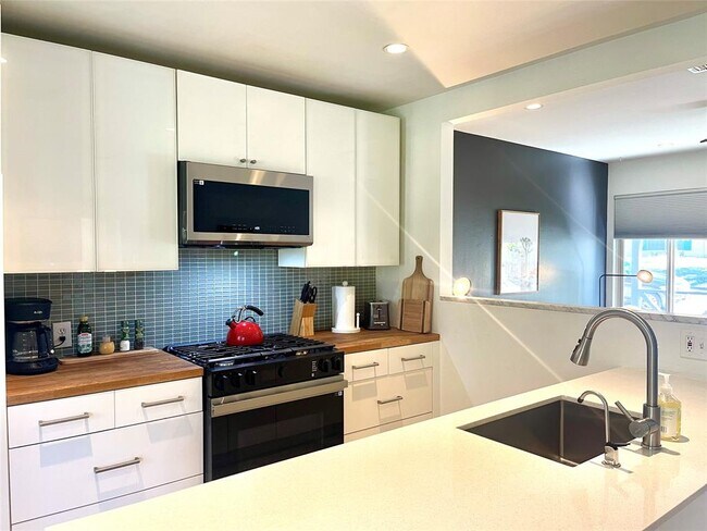 Building Photo - 4620 Englewood Dr