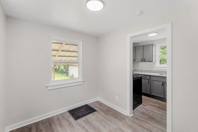 Building Photo - SCORE 50% OFF 1ST MONTH'S RENT IF SIGNED BY MAY 22! Stunning 2 bedroom home in Penn Avenue availa...