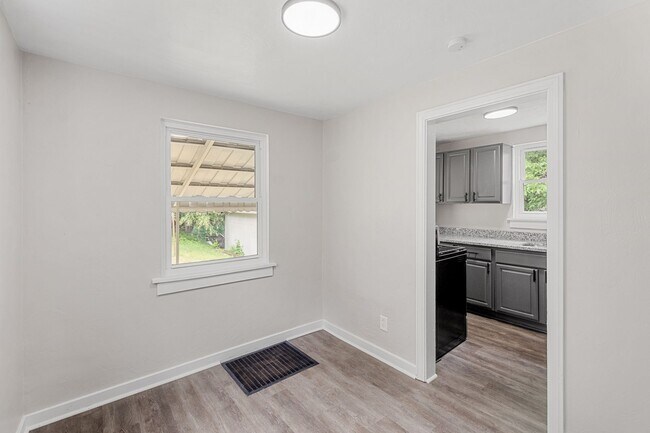 Building Photo - Stunning 2 bedroom home in Penn Avenue available August 1!