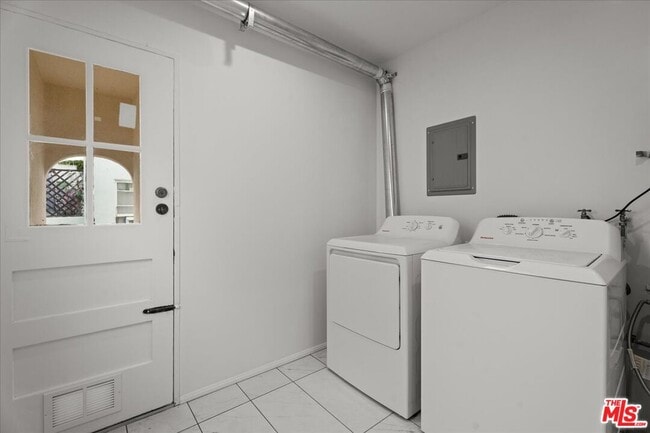 Building Photo - 205 S Reeves Dr