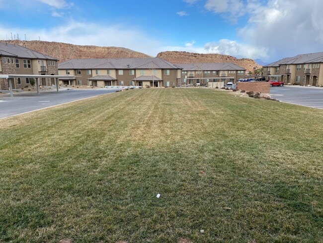 Building Photo - 3 Bed / 2.5 bath Desert Hills Townhome wit...