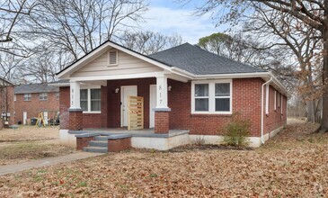 Building Photo - Charming 2-bedroom, 1-bathroom Duplex in C...