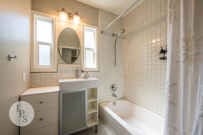 Building Photo - Beautifully Updated Fresno High Home - Walkable to Gazebo Gardens, 3BR/1BA, Partially Furnished