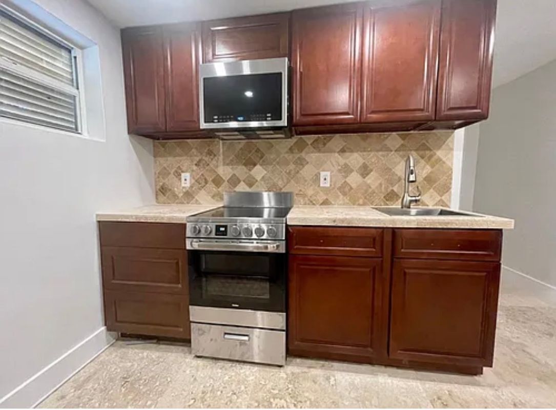 Building Photo - 656 Manor Dr
