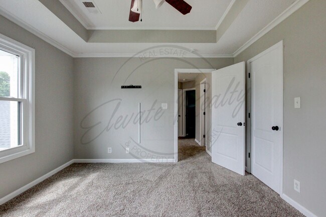 Building Photo - Three Bedroom On One Acre Lot in Clarksvil...