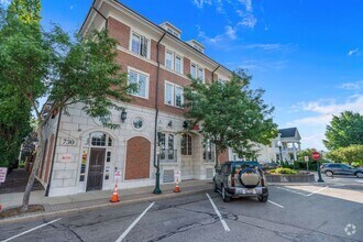 Building Photo - Exquisite Condo in Prime Plymouth Location
