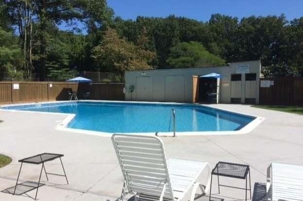 Building Photo - 40 Farmington Chase Cres