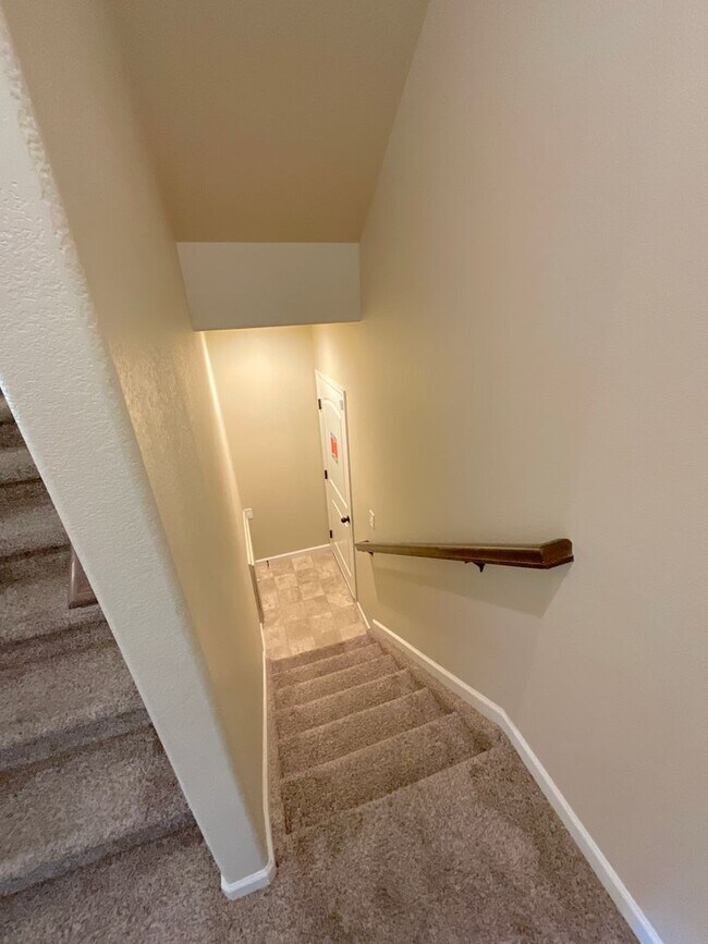 Building Photo - 3 Bedroom Townhome Available Near Dublin B...