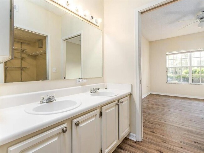 Building Photo - 10000 SW 52nd Ave