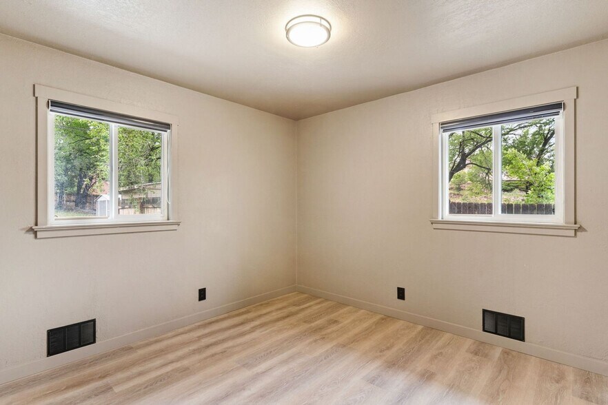 Building Photo - 405 Wilhelmia Ave