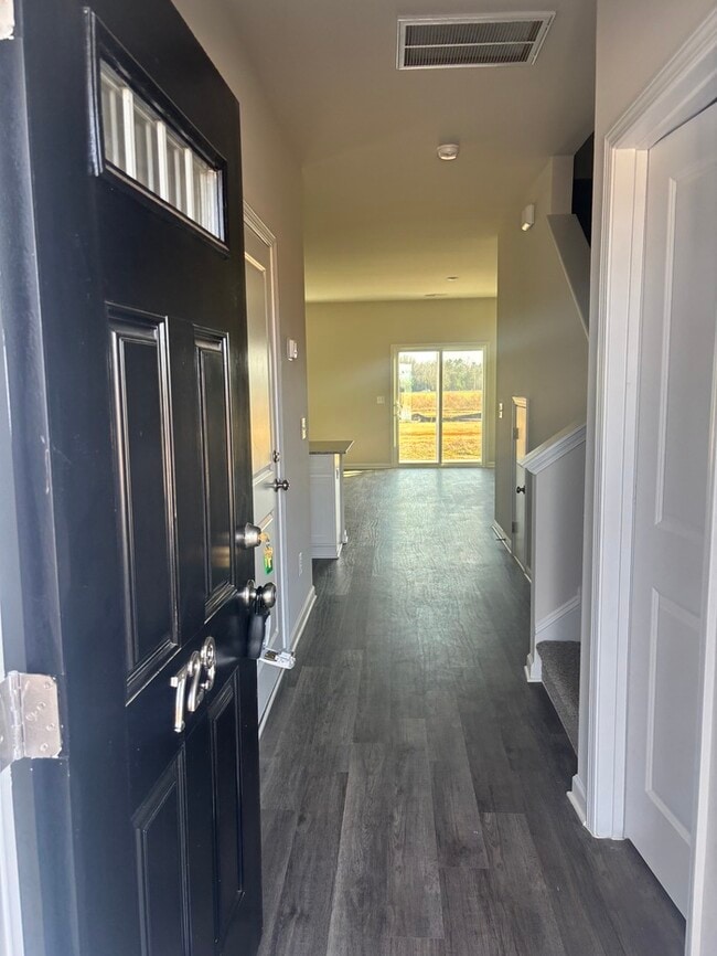 Building Photo - SPacious 3 bedroom 2 1/2 bath home