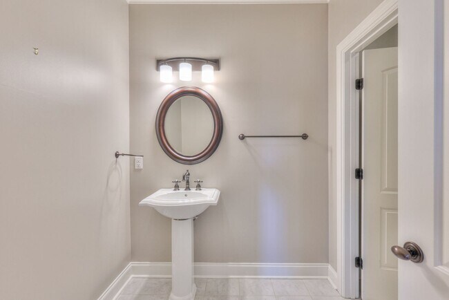 Building Photo - Stunning Executive Townhome in the Heart o...