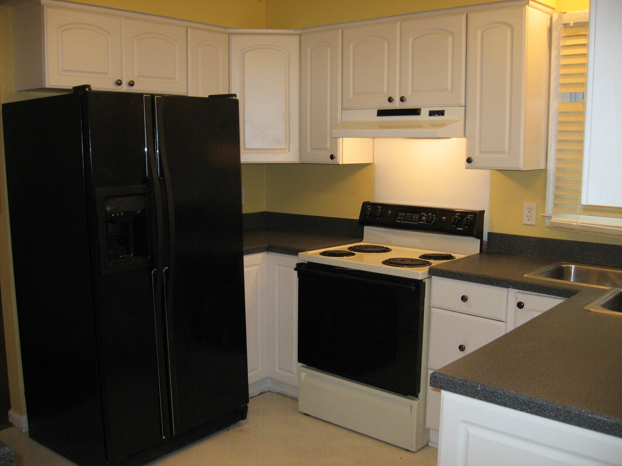 Building Photo - 3605 Pine Knoll Dr