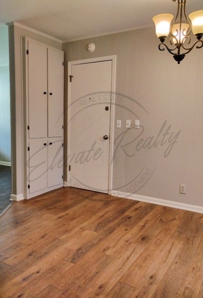 Building Photo - Charming Two Bedroom in Triplex in Goodlettsville!