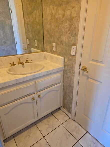 Building Photo - 746 Meridian Ct