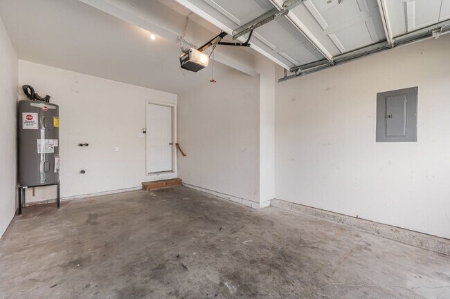 Building Photo - 3 bed 2 bath duplex with sprinkler system