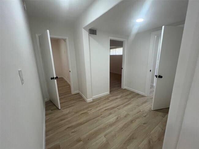 Building Photo - 6829 Driftwood St