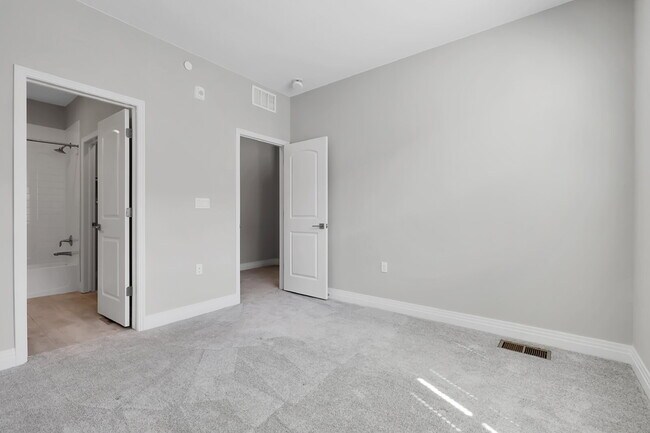 Building Photo - $2,775 - 3 Bed, 3 Bath Condo in Aurora wit...