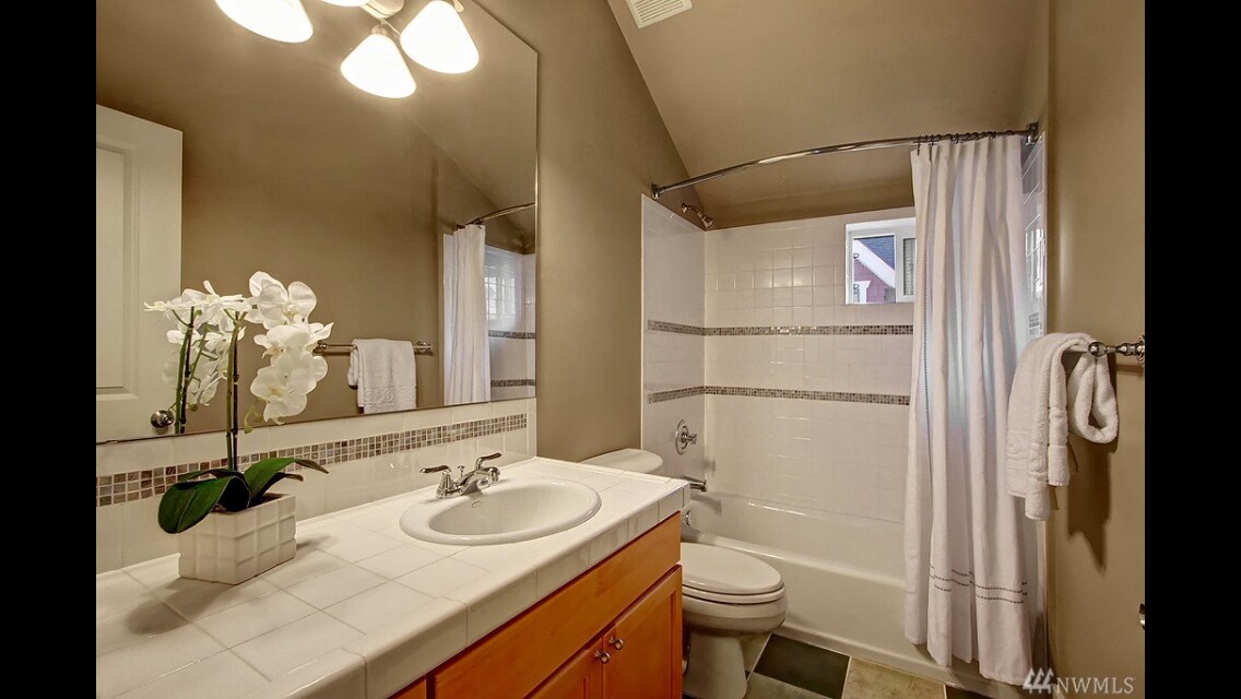 Building Photo - 108 17th Ave