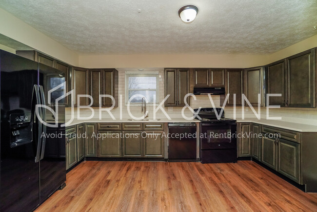 Building Photo - 463 Sherwood Downs S