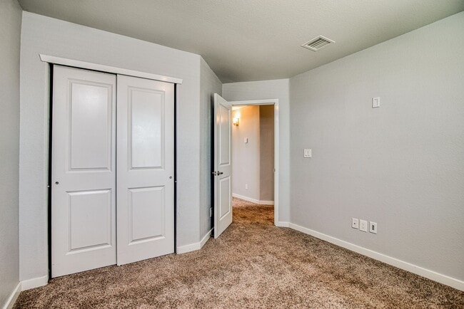 Building Photo - Beautiful 4 bed/2.5 baths in the desirable...