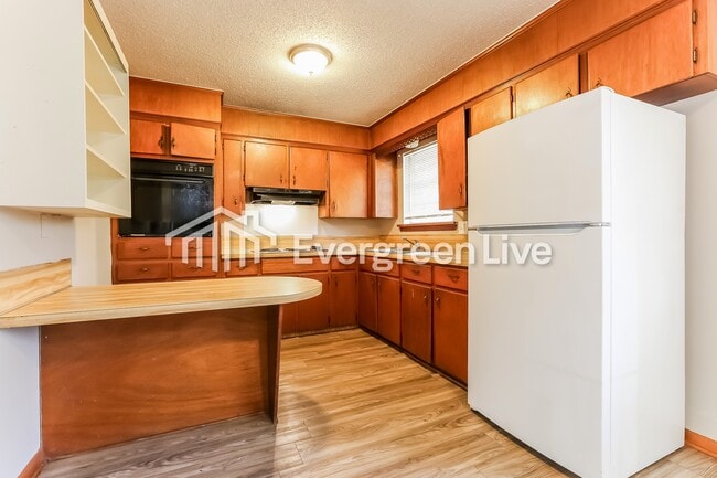 Building Photo - 805 W 58th St