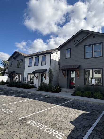 Building Photo - 628 Wallace Ct