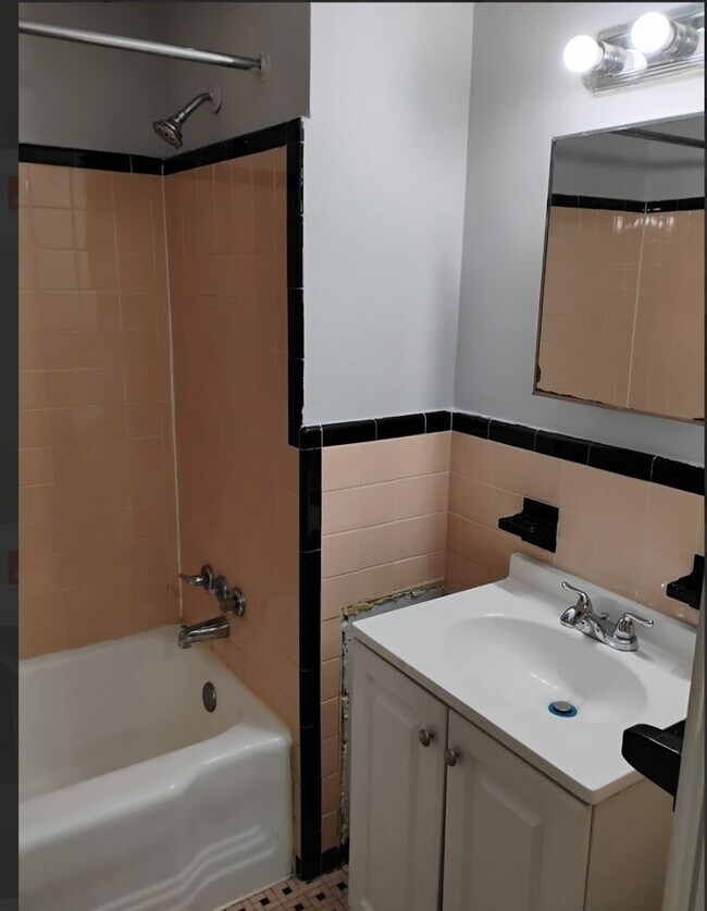 Building Photo - Studio apartment available