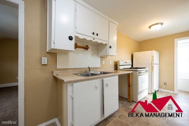 Building Photo - 2 br, 1 bath Triplex - 19336 Martin Rd Apt 3