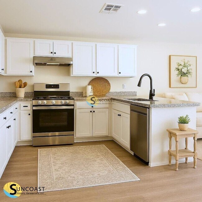 Building Photo - 815 Pineaire St