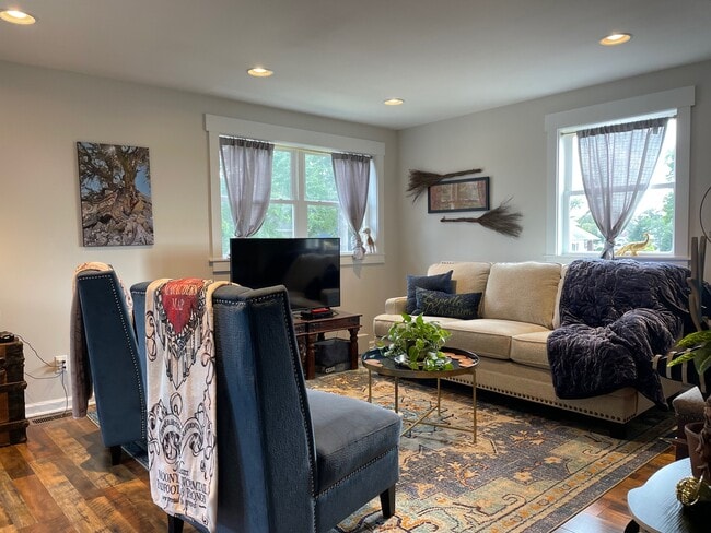 Building Photo - 3bed,2.5 bath Home w/Gated yard